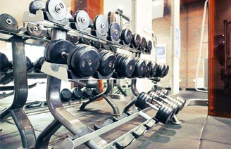 充分利用自由器材，讓增肌變得高效與全面